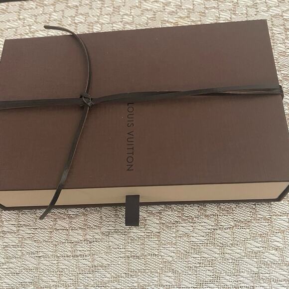 Louis Vuitton brown box with leather tie + dustbag - Picture 1 of 8